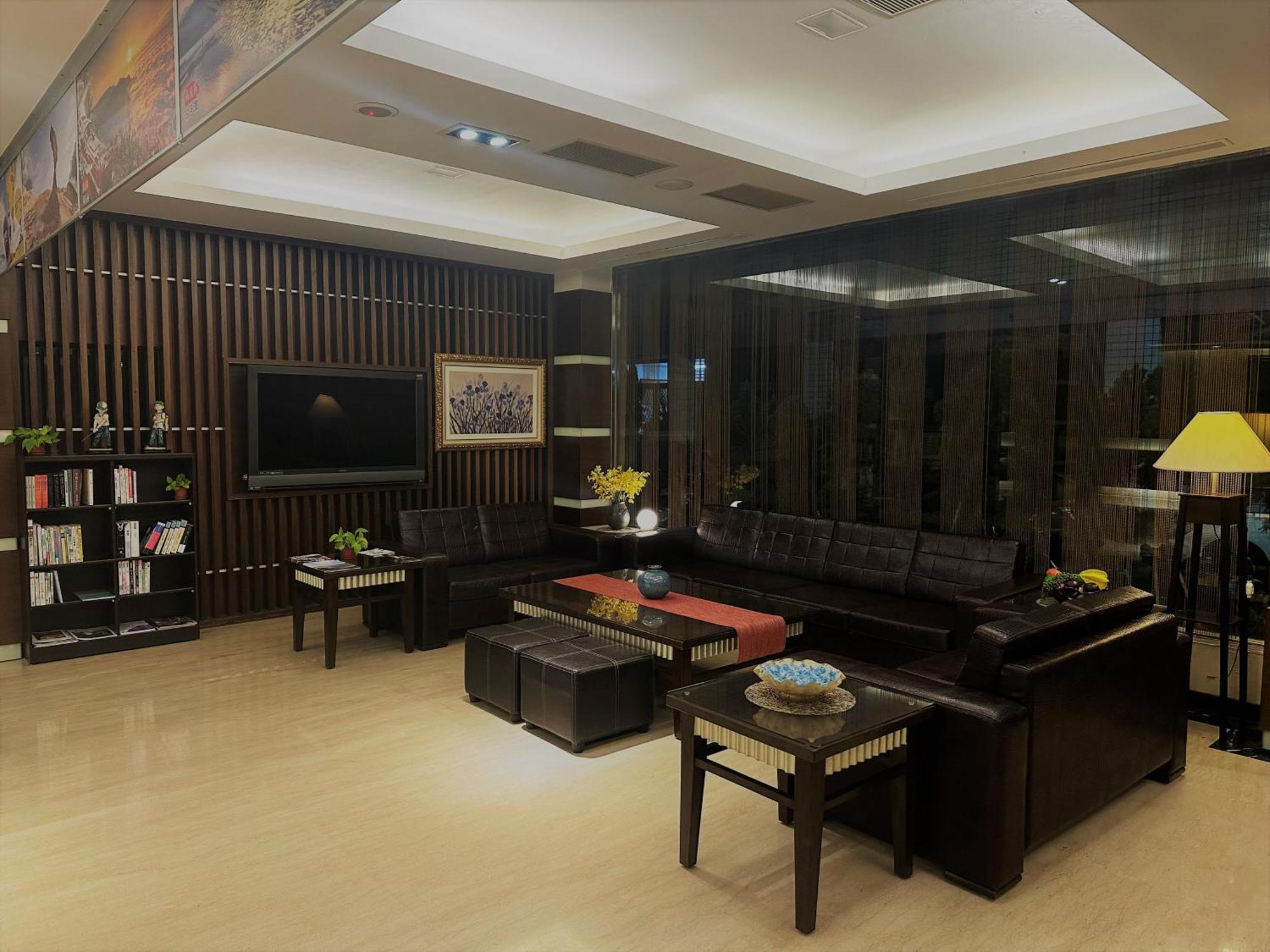 Young Soarlan Hotel - Tainan Esterno foto