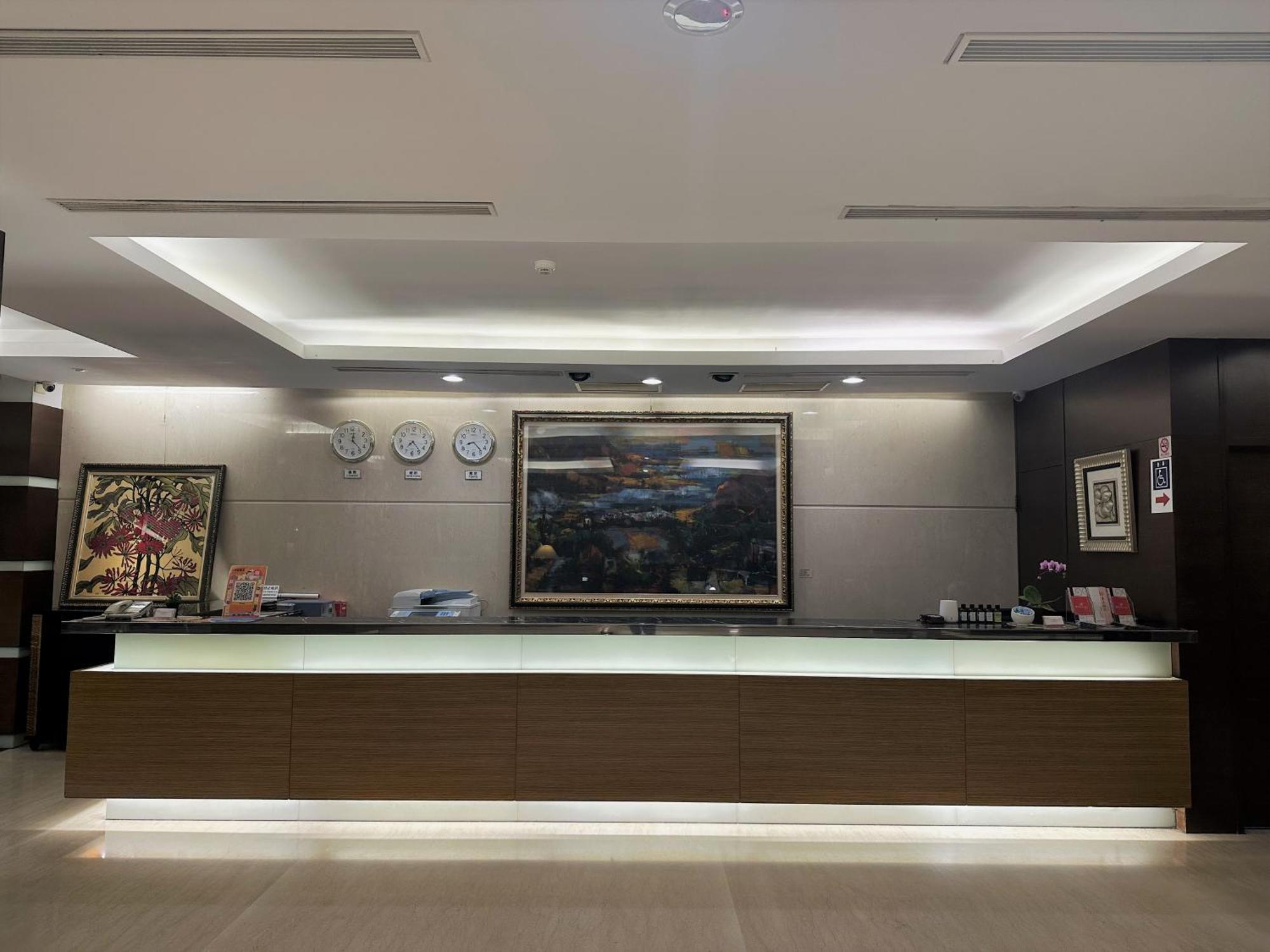 Young Soarlan Hotel - Tainan Esterno foto