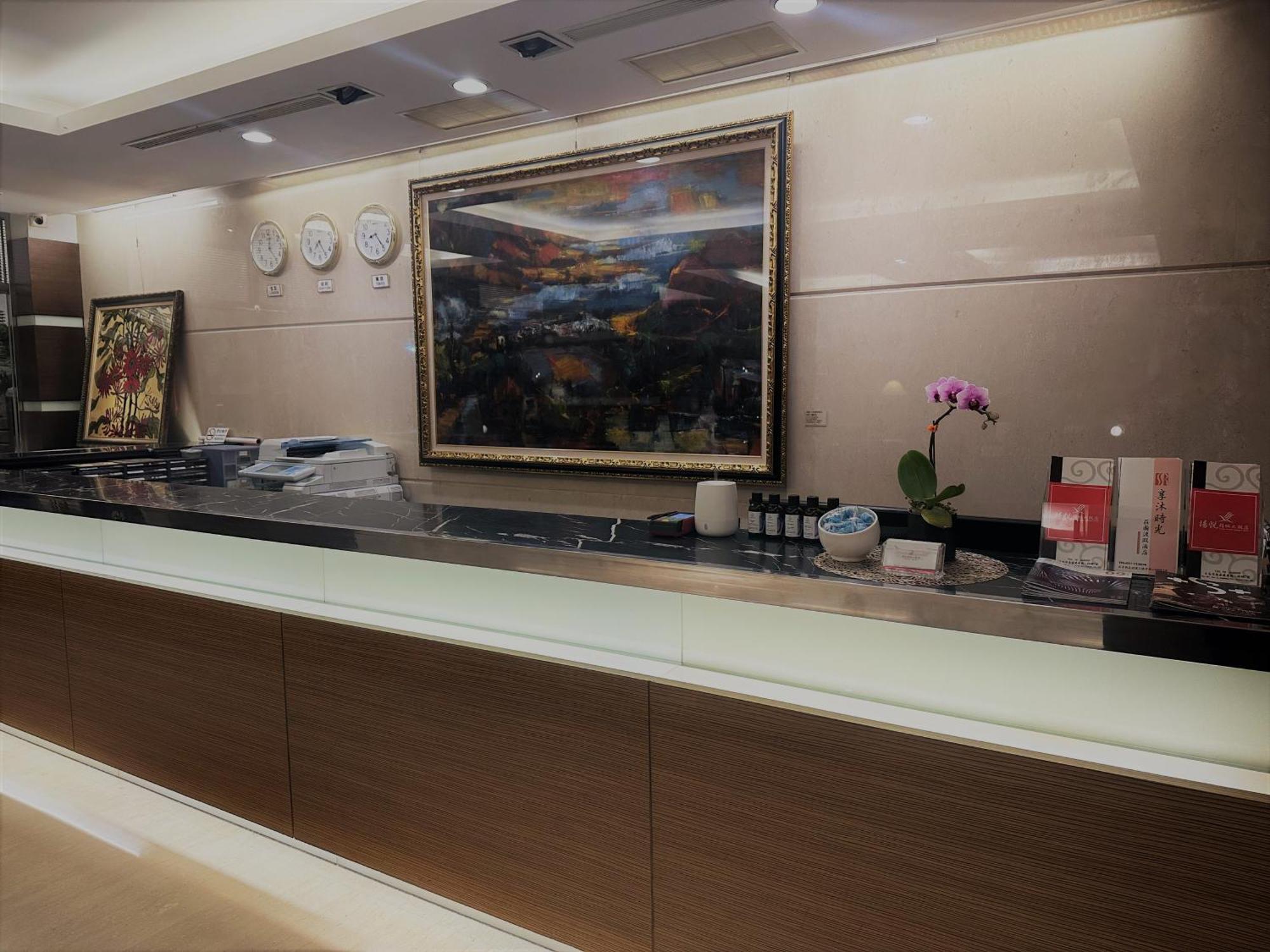 Young Soarlan Hotel - Tainan Esterno foto