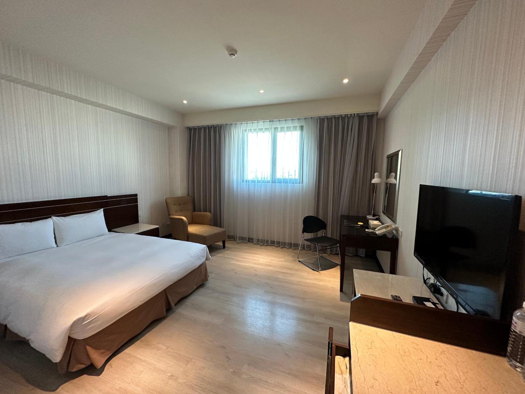 Young Soarlan Hotel - Tainan Esterno foto