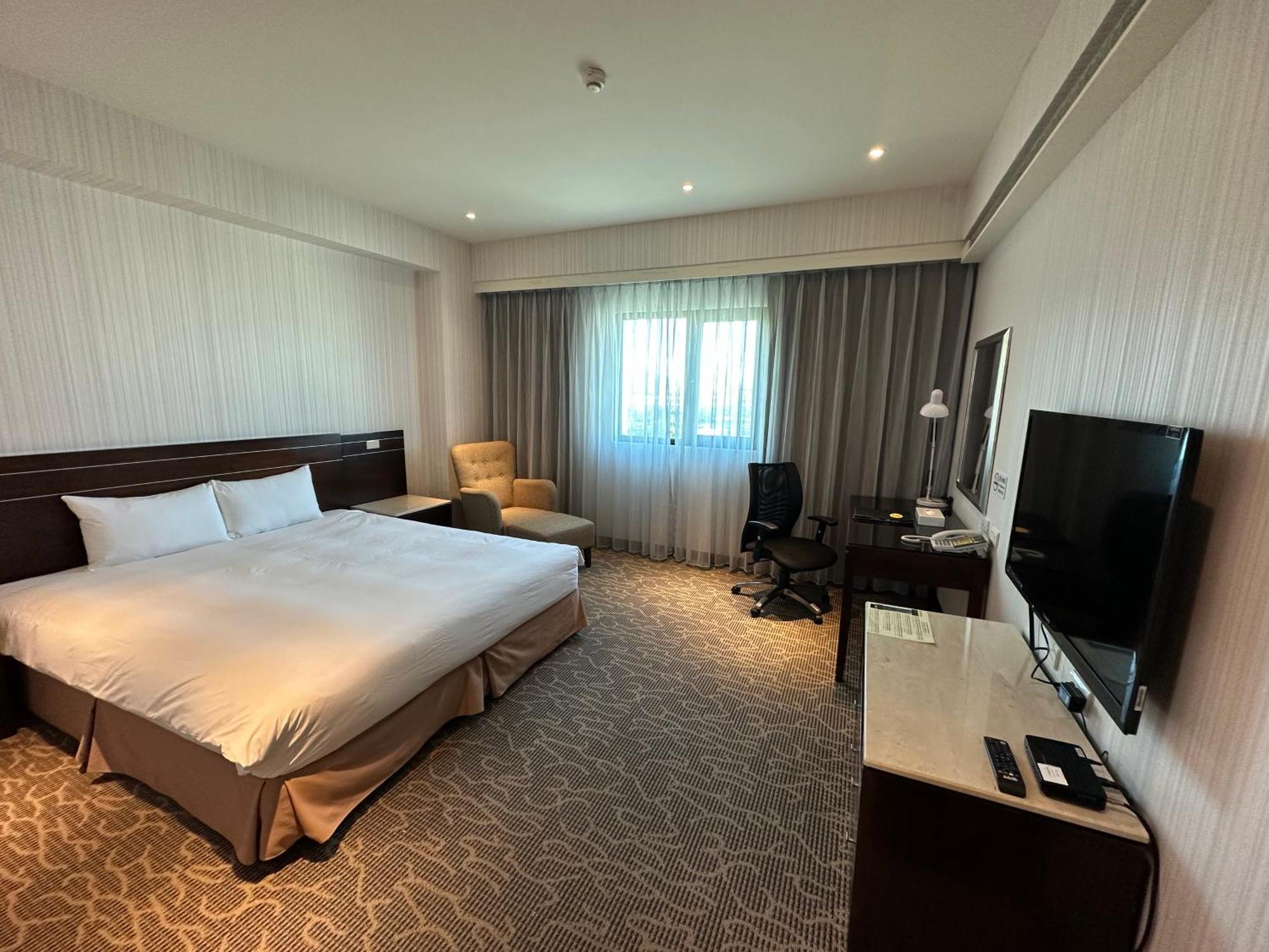Young Soarlan Hotel - Tainan Esterno foto