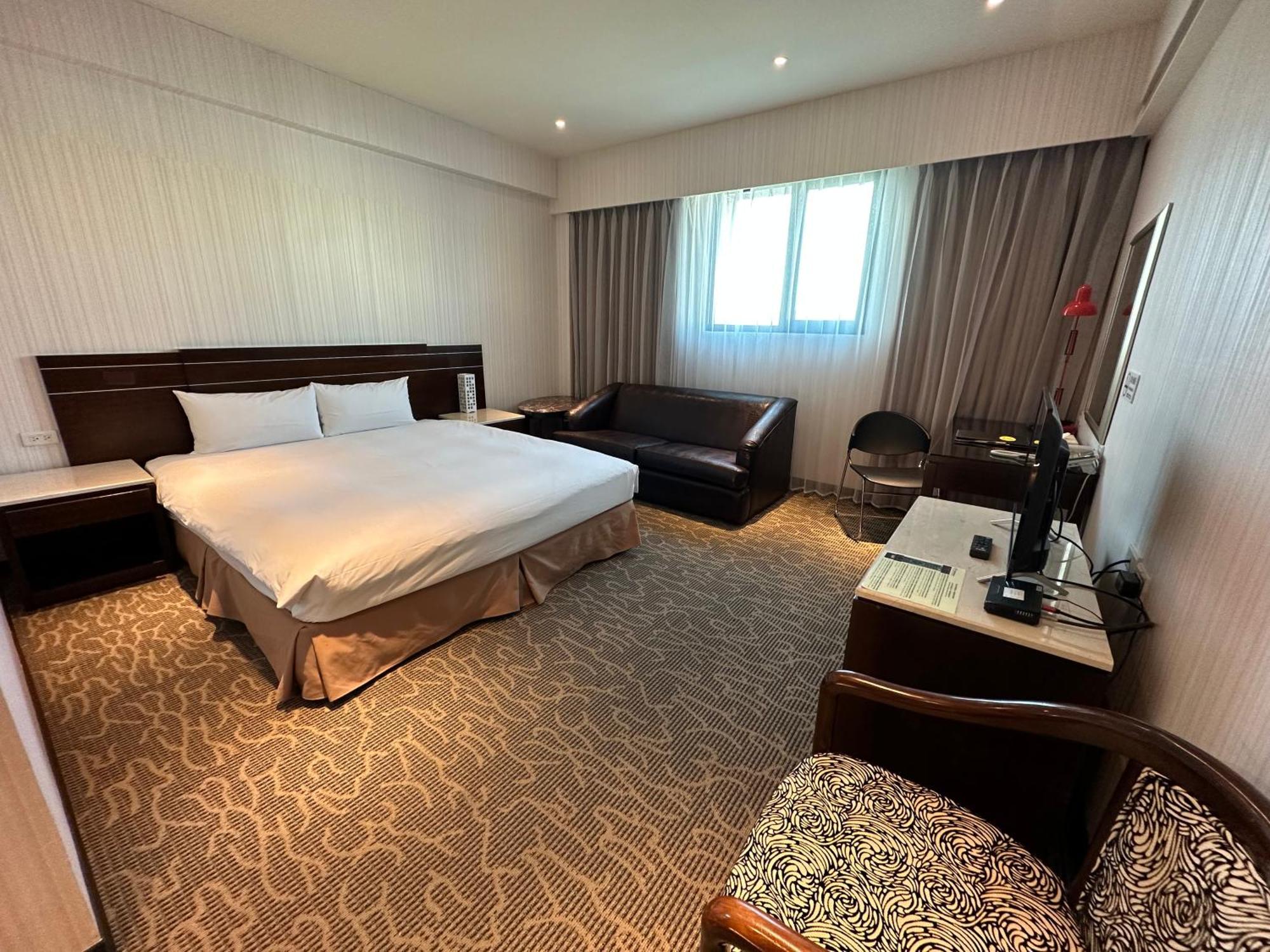 Young Soarlan Hotel - Tainan Esterno foto