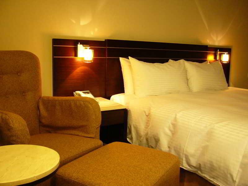 Young Soarlan Hotel - Tainan Esterno foto