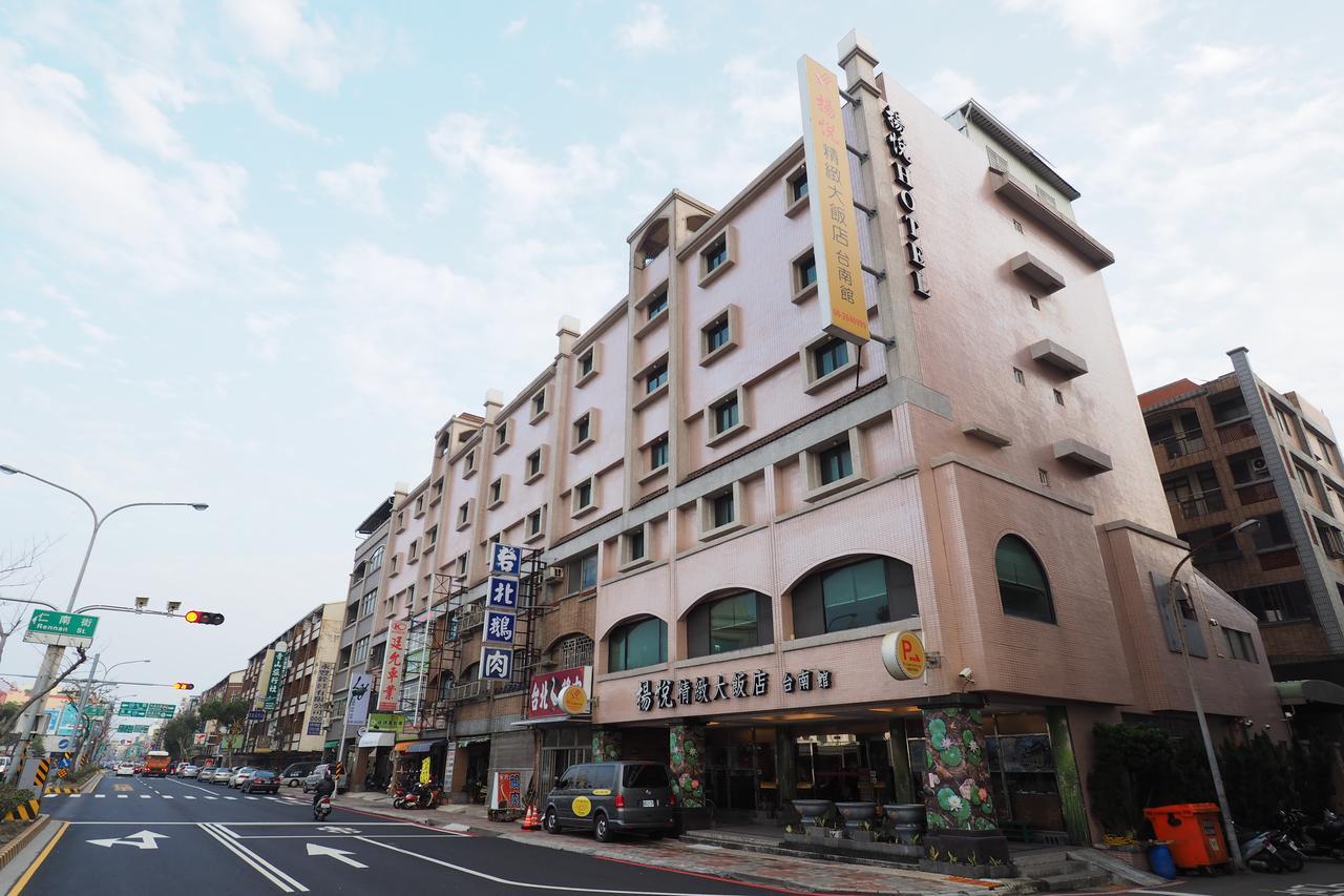 Young Soarlan Hotel - Tainan Esterno foto