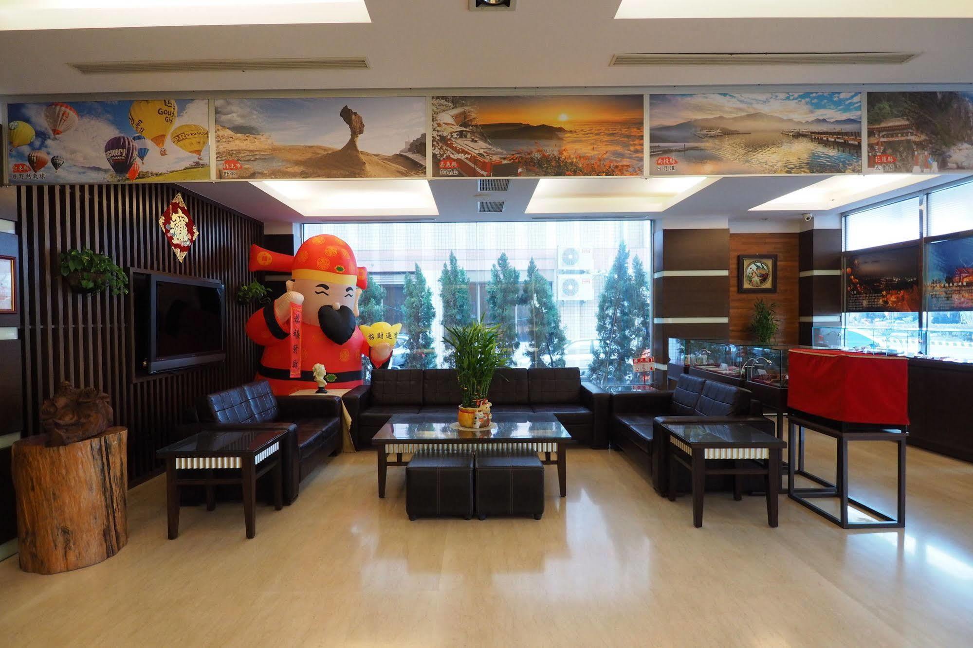 Young Soarlan Hotel - Tainan Esterno foto