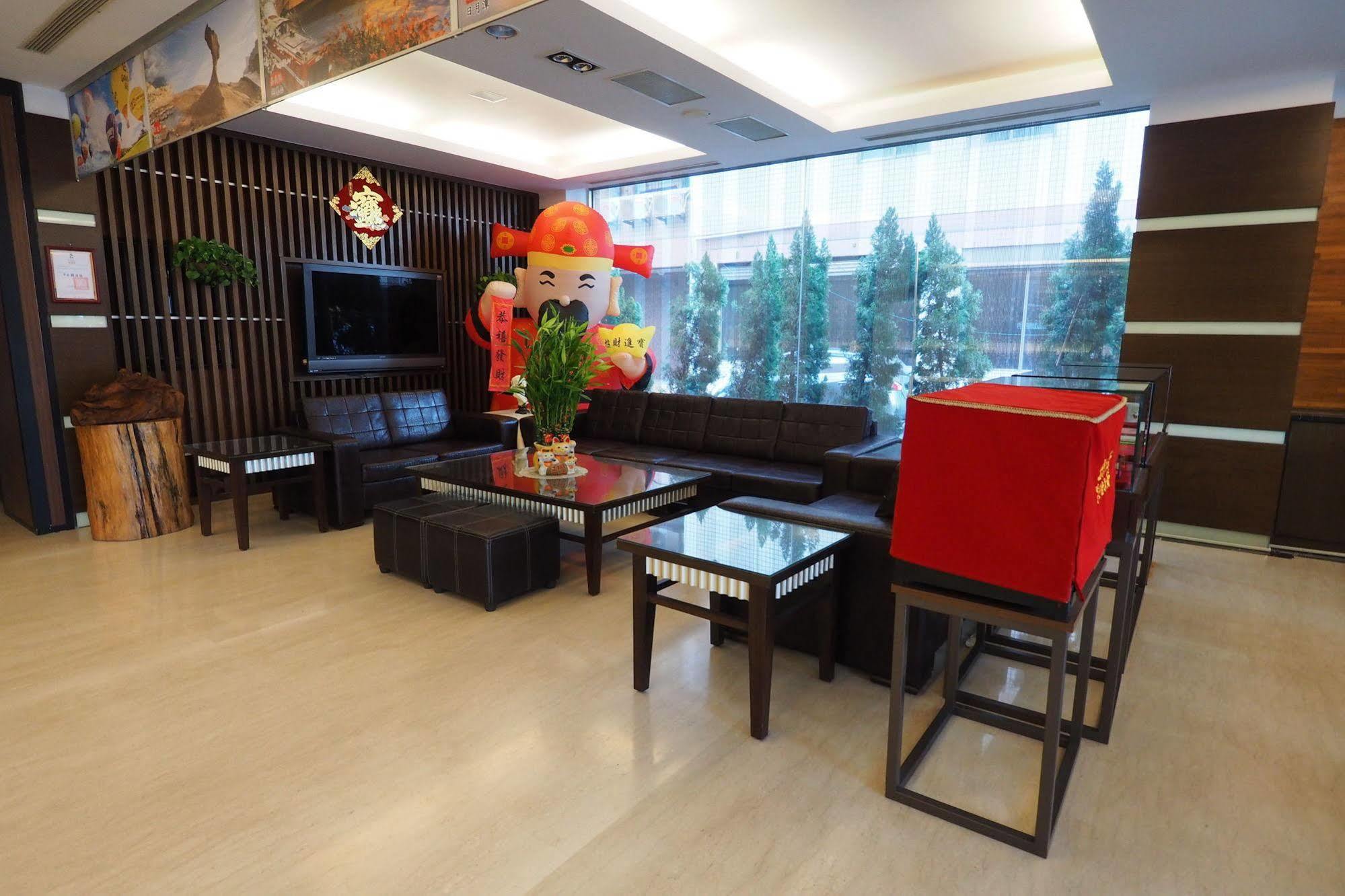 Young Soarlan Hotel - Tainan Esterno foto