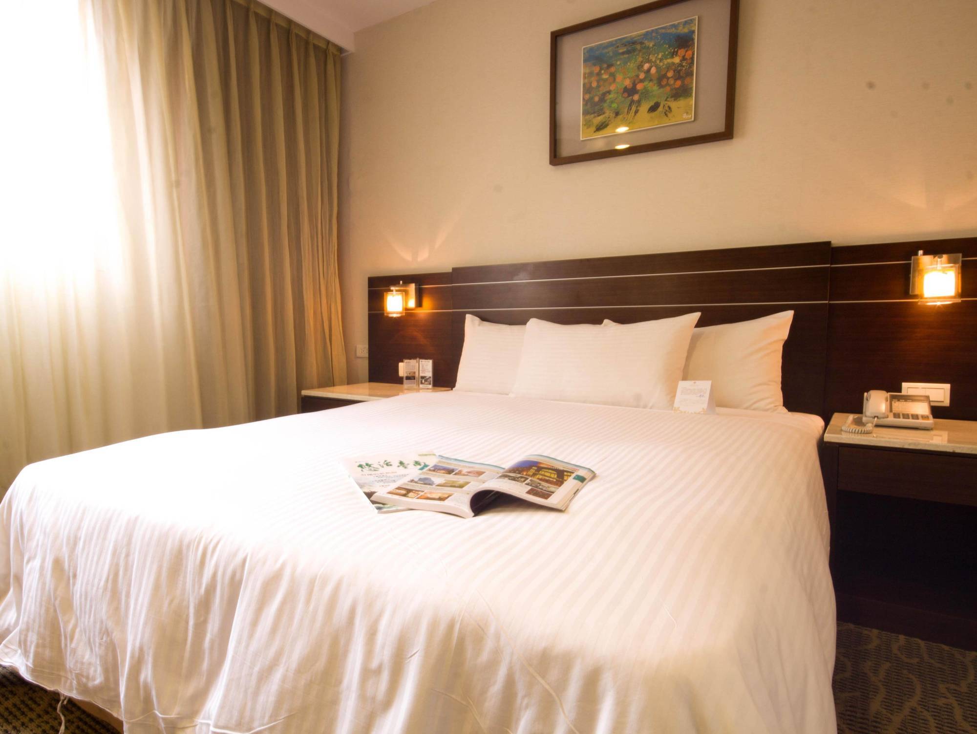 Young Soarlan Hotel - Tainan Esterno foto