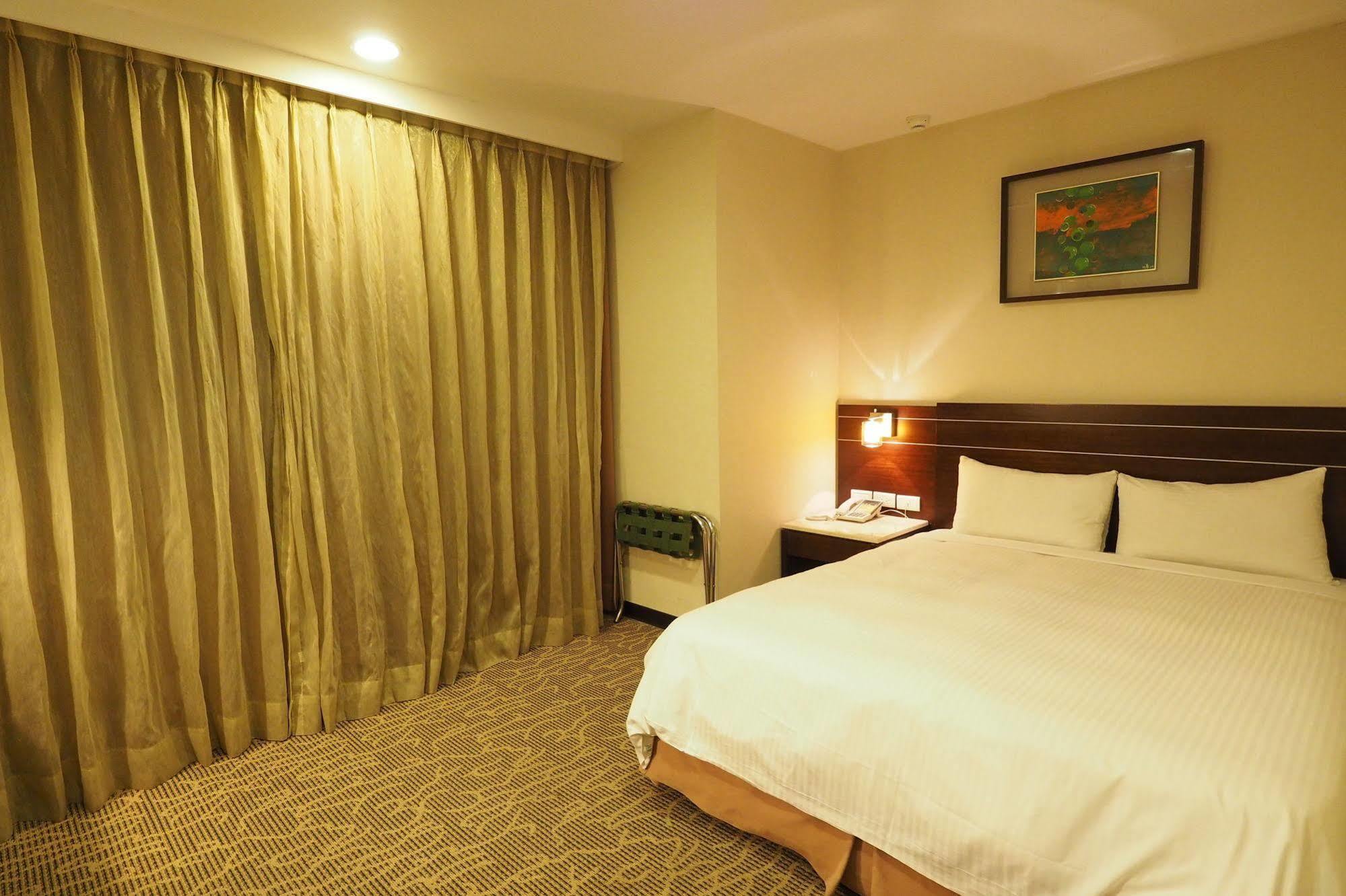 Young Soarlan Hotel - Tainan Esterno foto
