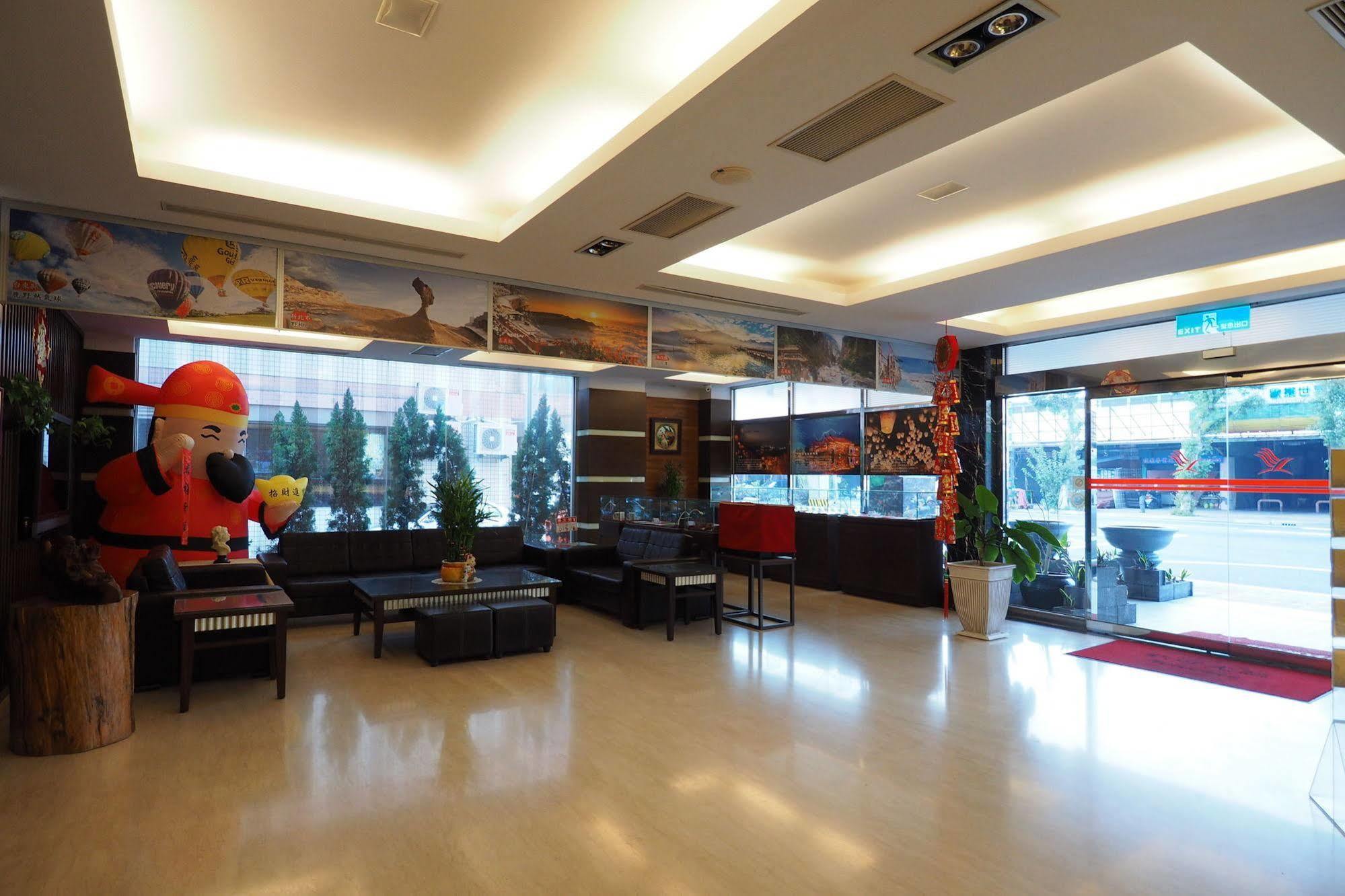 Young Soarlan Hotel - Tainan Esterno foto
