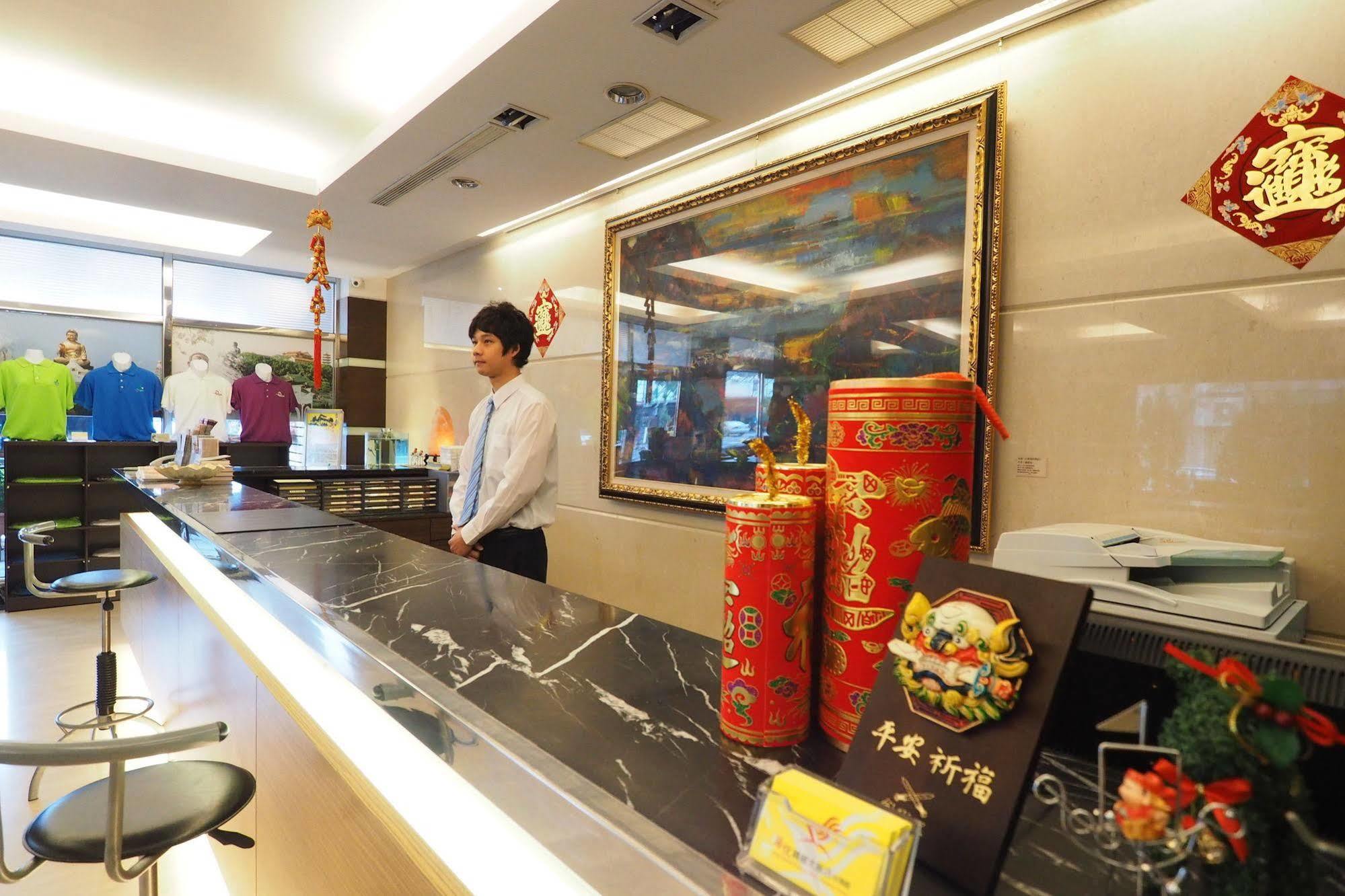 Young Soarlan Hotel - Tainan Esterno foto