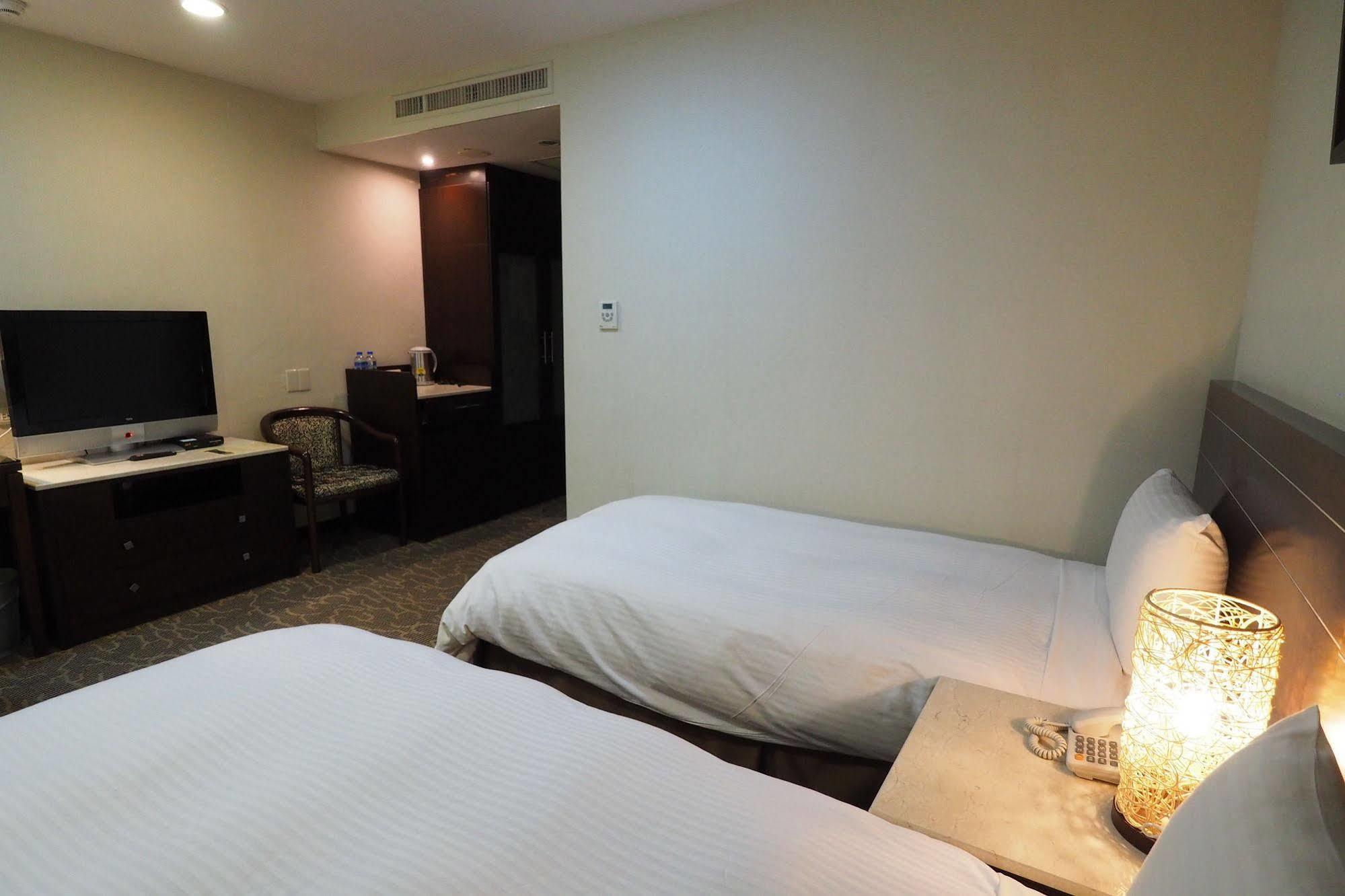 Young Soarlan Hotel - Tainan Esterno foto