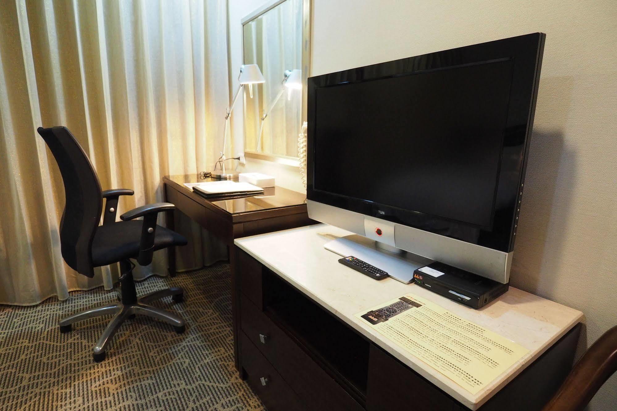 Young Soarlan Hotel - Tainan Esterno foto