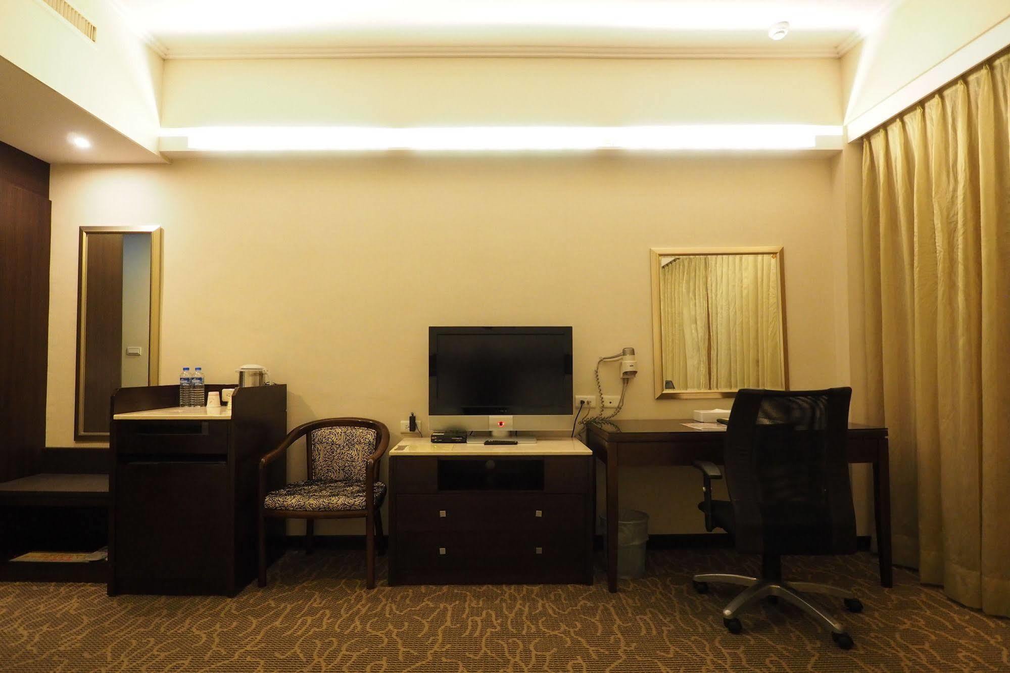 Young Soarlan Hotel - Tainan Esterno foto