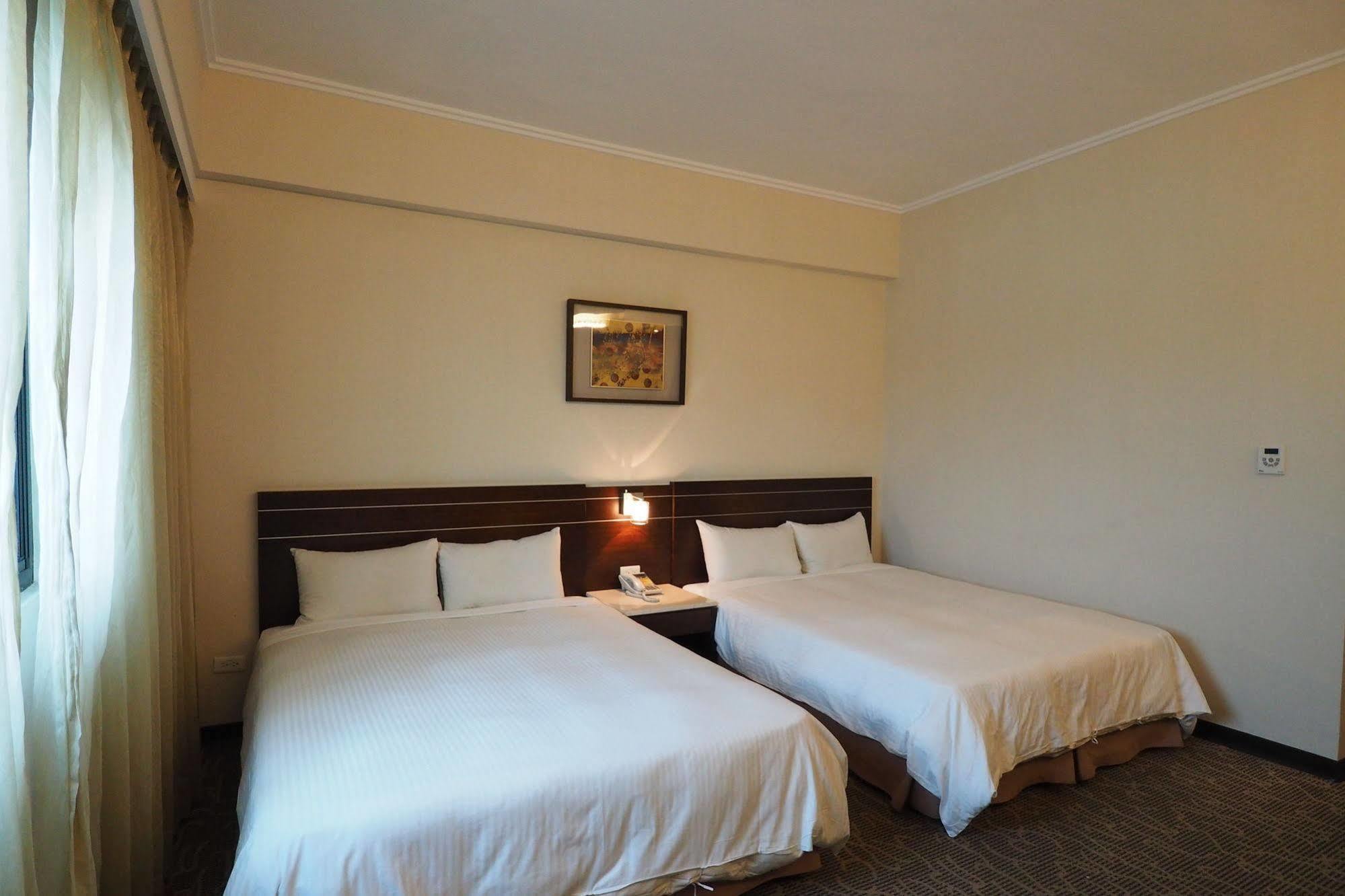 Young Soarlan Hotel - Tainan Esterno foto