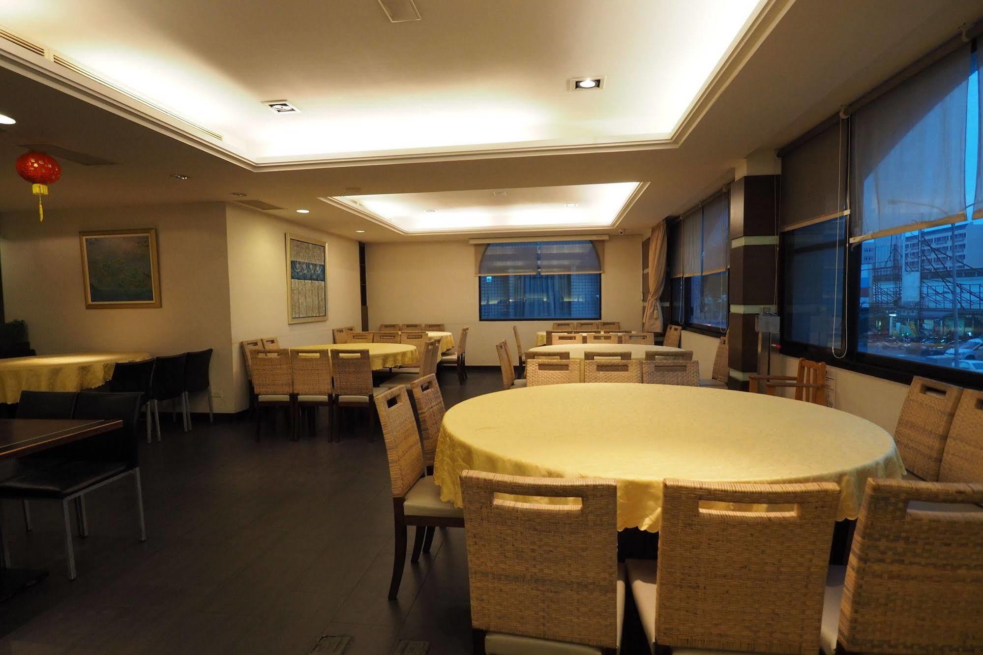 Young Soarlan Hotel - Tainan Esterno foto