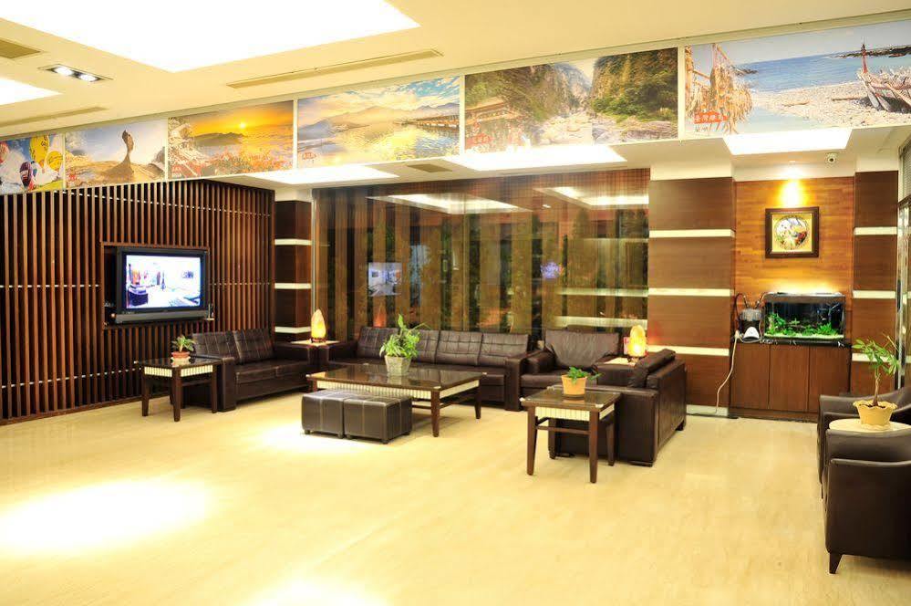 Young Soarlan Hotel - Tainan Esterno foto